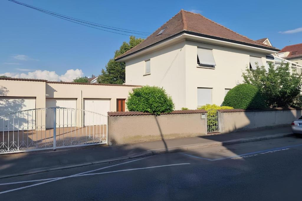 Steps from Basel and Train Spacious 120 m2 Apartment in Saint Louis with Terrace and Garden – photo 6