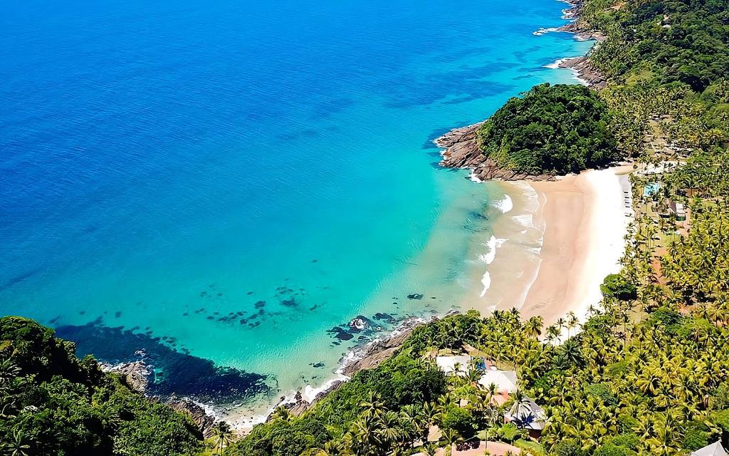 an aerial view of a beach and the ocean at Sua família em praia privativa com conforto e tranquilidade in Itacaré