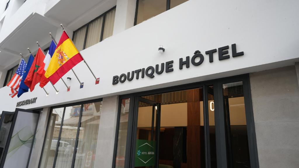 Un hotel con banderas en el frente de un edificio. en ARUBA BOUTIQUE HOTEL Casablanca, en Casablanca