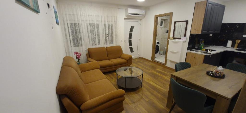 een woonkamer met een bank en een tafel bij Apartments Dubrava 6 in Zagreb