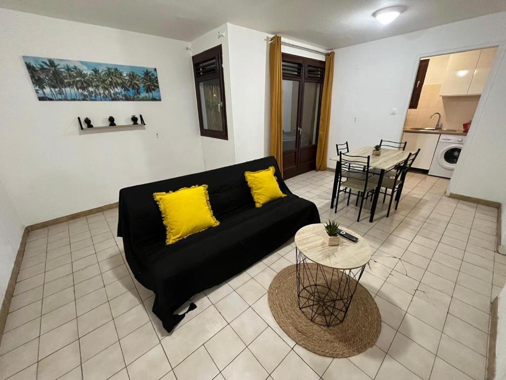 Posezení v ubytování Joli F2 climatisé avec Jacuzzi - La Jacinthe