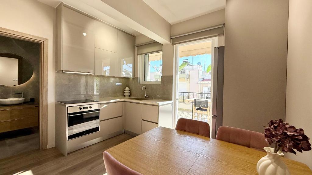 eine Küche mit Tisch und Esszimmer in der Unterkunft SKY 5 Luxury Apartment in Kalamata