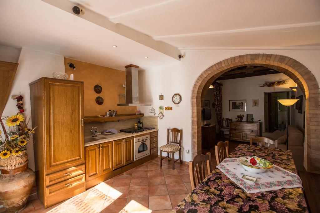 Kuchyň nebo kuchyňský kout v ubytování Antica Fonte Residenza di Siena