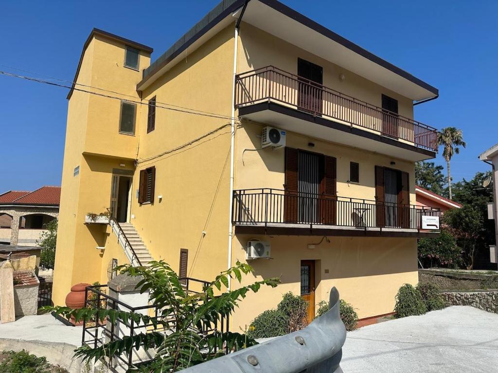un bâtiment jaune avec une statue devant dans l'établissement Luxury Suite come al Four Seasons, à Paola