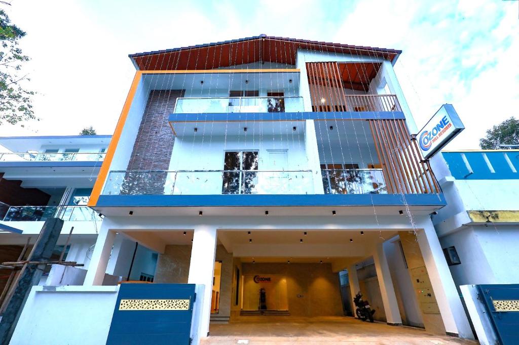 埃尔加德Ozone Hill Resorts的一座蓝色和白色建筑