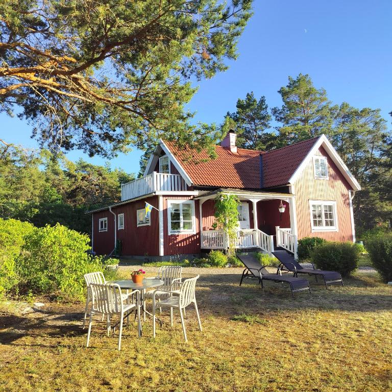 a house with a table and chairs in front of it at Byxelkrok in Byxelkrok