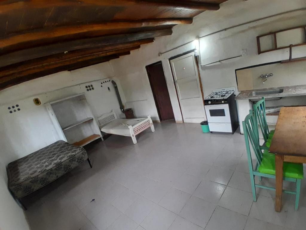 een woonkamer met een bank en een fornuis bij Monoambiente Magia Uritorco in Capilla del Monte