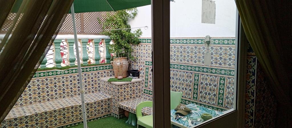 een balkon met een tafel en een parasol bij Dar Fawaz in Tunis