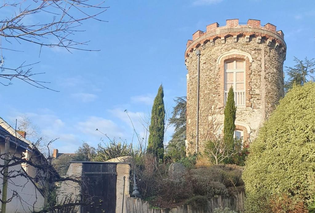 een gebouw met een toren met een hek en bomen bij Tour-Moulin in Épire