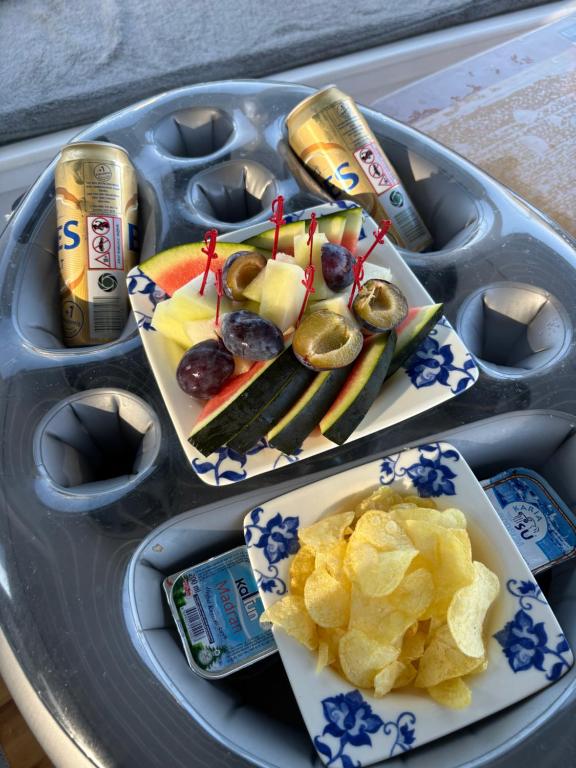 un vassoio per il pranzo con cibo, bevande e patatine di KAÇAMAK YACHTiNG a Bodrum City