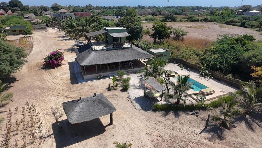 Luftaufnahme eines Hauses mit Swimmingpool in der Unterkunft Villa Palmarin Plage&Piscine in Palmarin