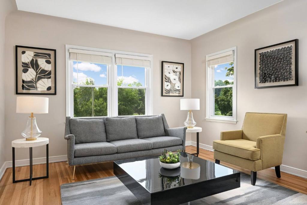 ein Wohnzimmer mit einer Couch und zwei Sesseln in der Unterkunft Modern & Pet Friendly in Kenny – Unit 3 in Richfield
