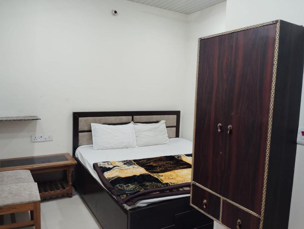 Postel nebo postele na pokoji v ubytování Ma Tulshi Geust House