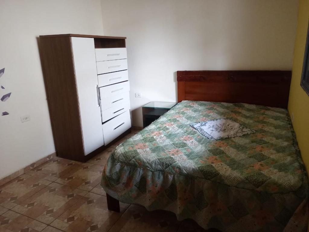 En eller flere senge i et værelse på Cantinho do aconchego