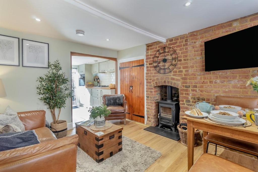 TV a/nebo společenská místnost v ubytování 1 Bed in Woodbridge oc-11ang