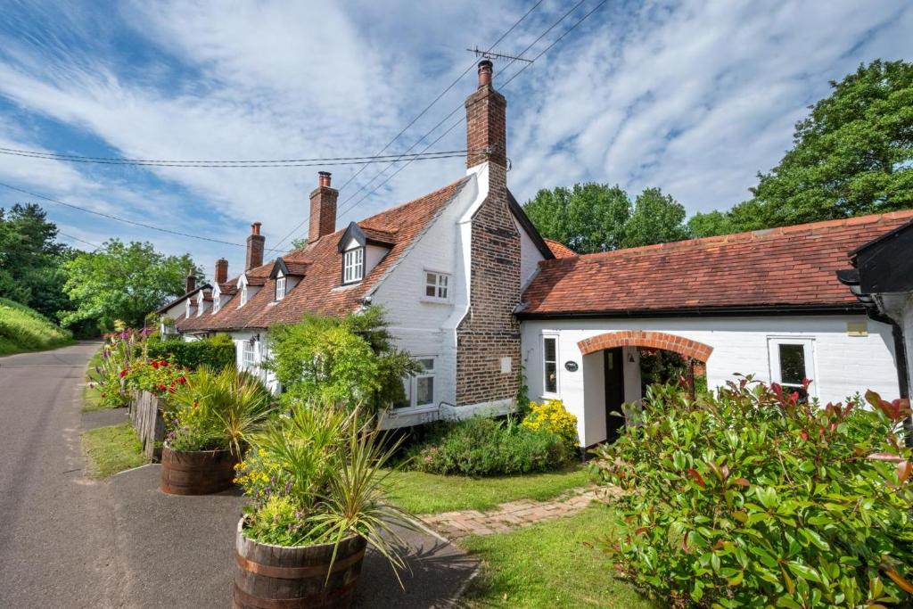 een oud wit huis met een rood dak bij 3 Bed in Letheringham oc-pclet in Kettleburgh