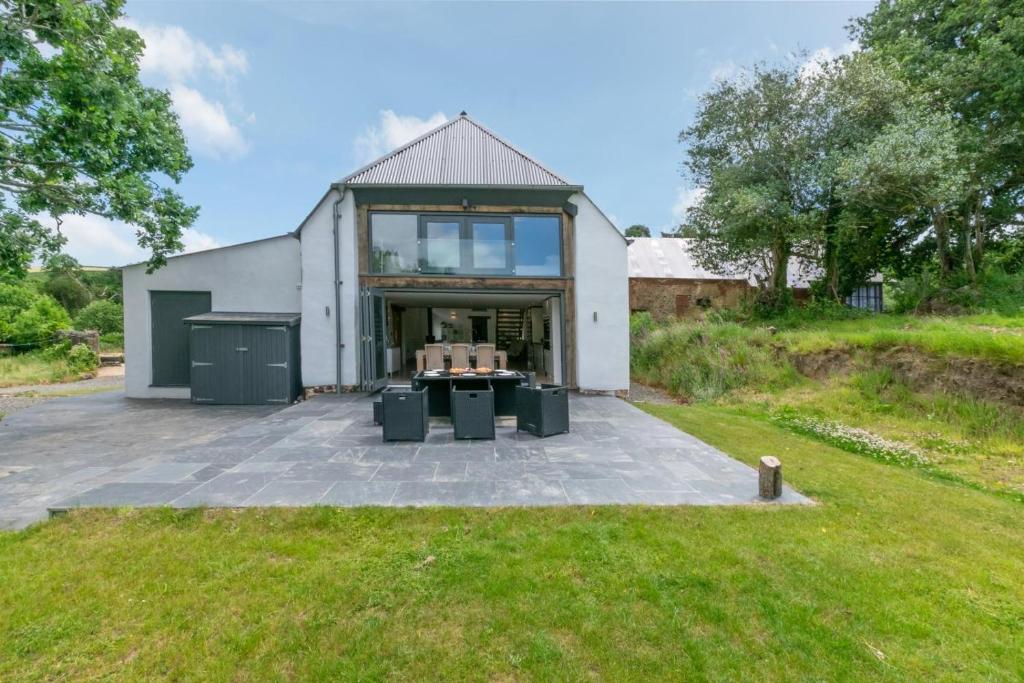 een groot wit huis met een grote patio bij 4 Bed in Drewsteignton oc-bc2408 in Drewsteignton