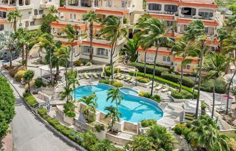 eine Luftaufnahme eines Resorts mit Swimmingpool in der Unterkunft Palm Piscadera · Ocean Views · Pool · Beaches in Dorp Sint Michiel