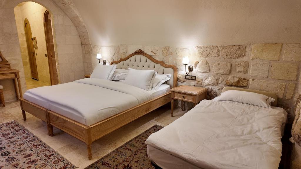 En eller flere senge i et værelse på Shamas Hotel