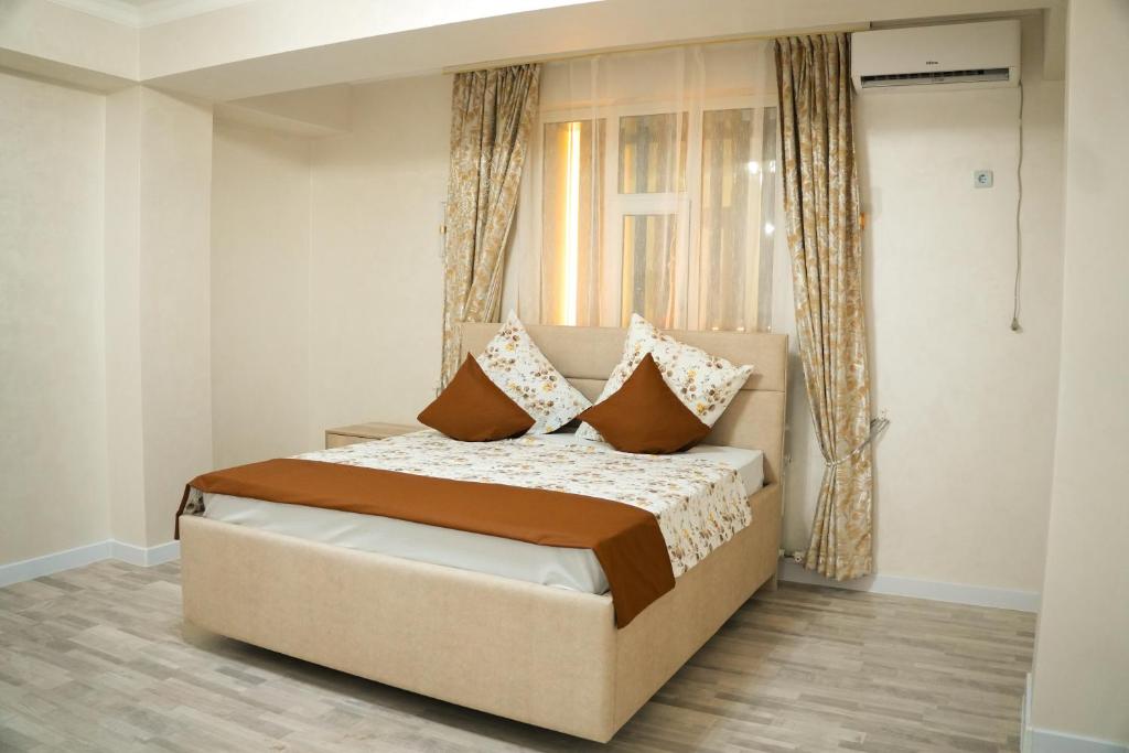 Ένα ή περισσότερα κρεβάτια σε δωμάτιο στο Empire Hotel Turkistan