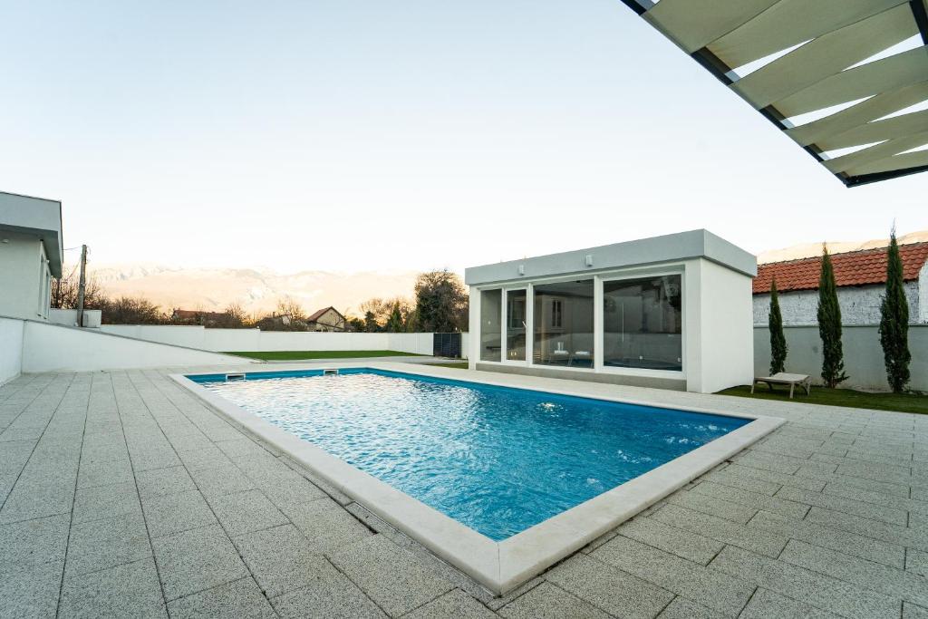 una piscina nel cortile di una casa di Villa Oasis Aria a Mostar
