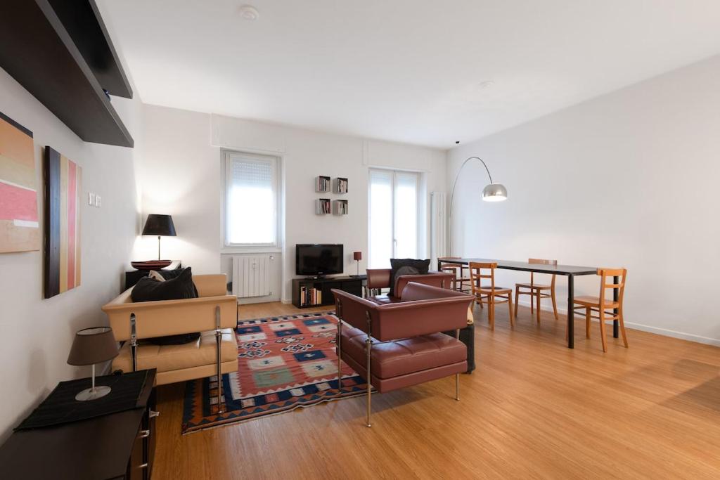 Bright large apartment in Milan