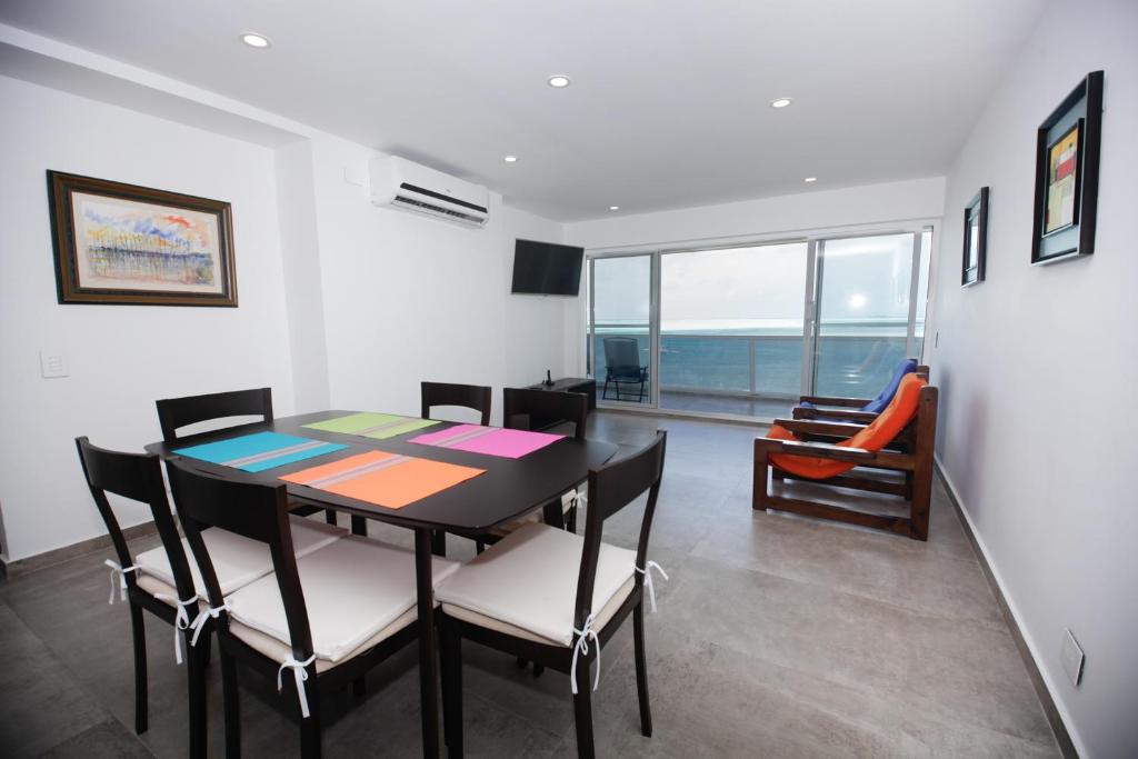 a dining room with a table and chairs at Apartamento Torres Sunrise Beach in San Andrés