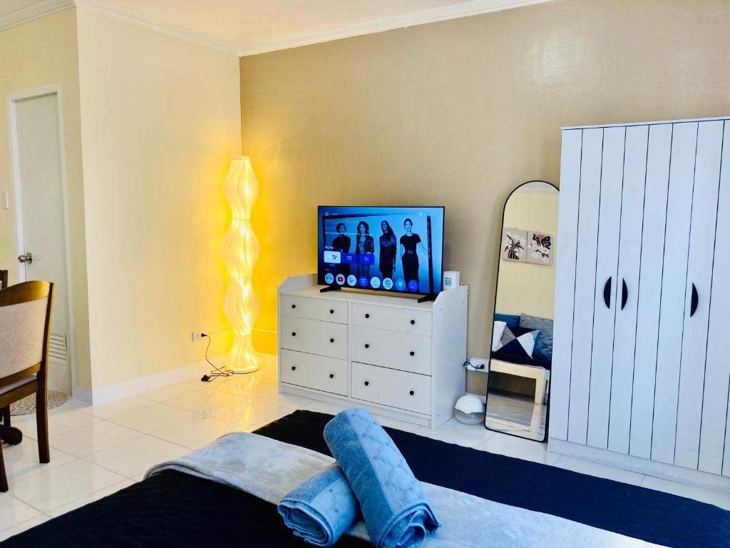 TV a/nebo společenská místnost v ubytování Asahel Cozy Crib Budget studio with Netflix