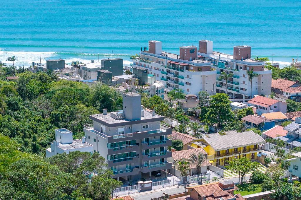 uma vista aérea de uma cidade e do oceano em Seu Paraíso em Bombinhas Apto Totalmente Equipado a 3 Minutos da Areia em Bombinhas