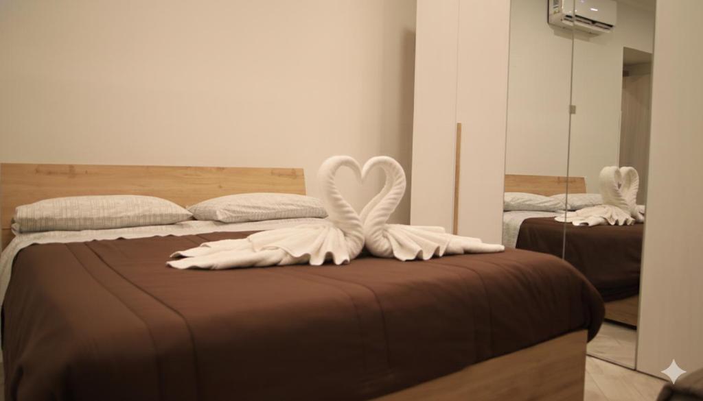 En eller flere senge i et værelse på LUXURY BRILLIANT SISTERs