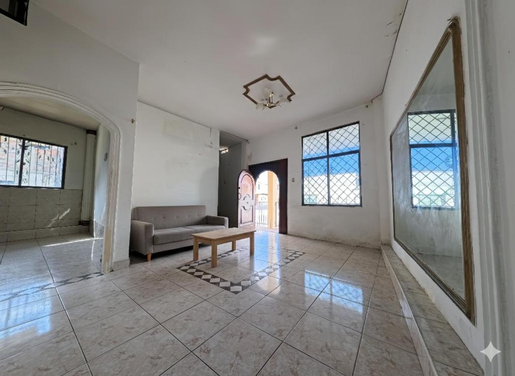 una sala de estar con un sofá y una mesa en Apartamento en Manta, en Manta