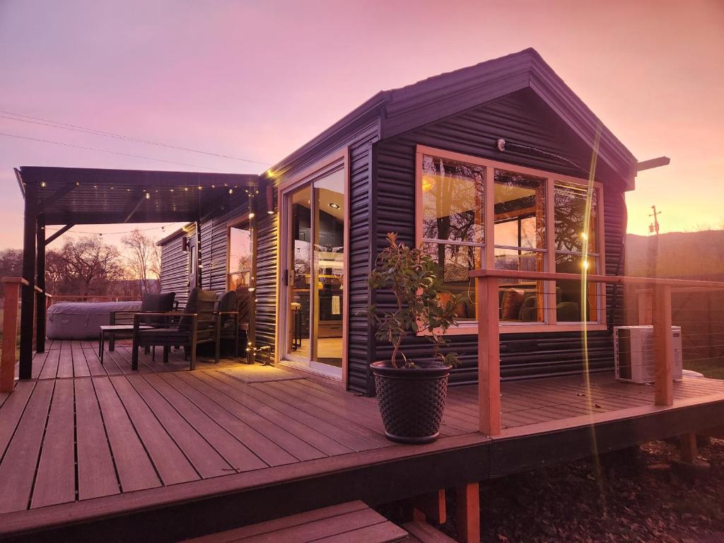 En balkon eller terrasse på Cozy Covelo Tiny Home - Hot Tub & Oaks
