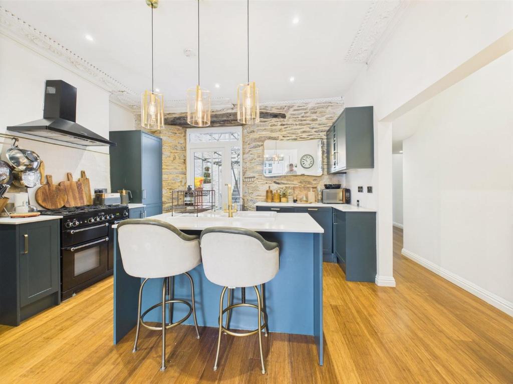 Kuchyň nebo kuchyňský kout v ubytování Beautiful Georgian Apartment | Near Falmouth Town Centre | Walk to Shops + Pubs & Restaurants