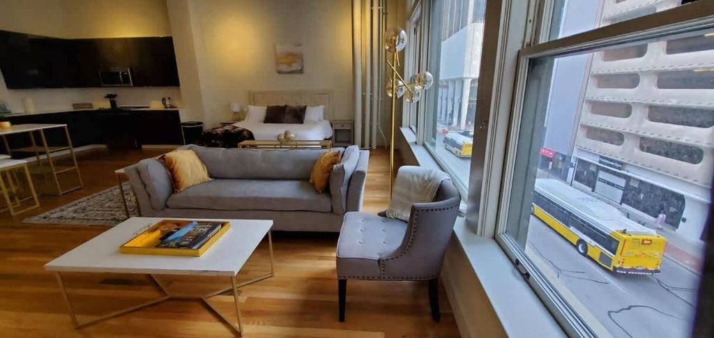 Гостиная зона в Studio Loft with King Bed Downtown
