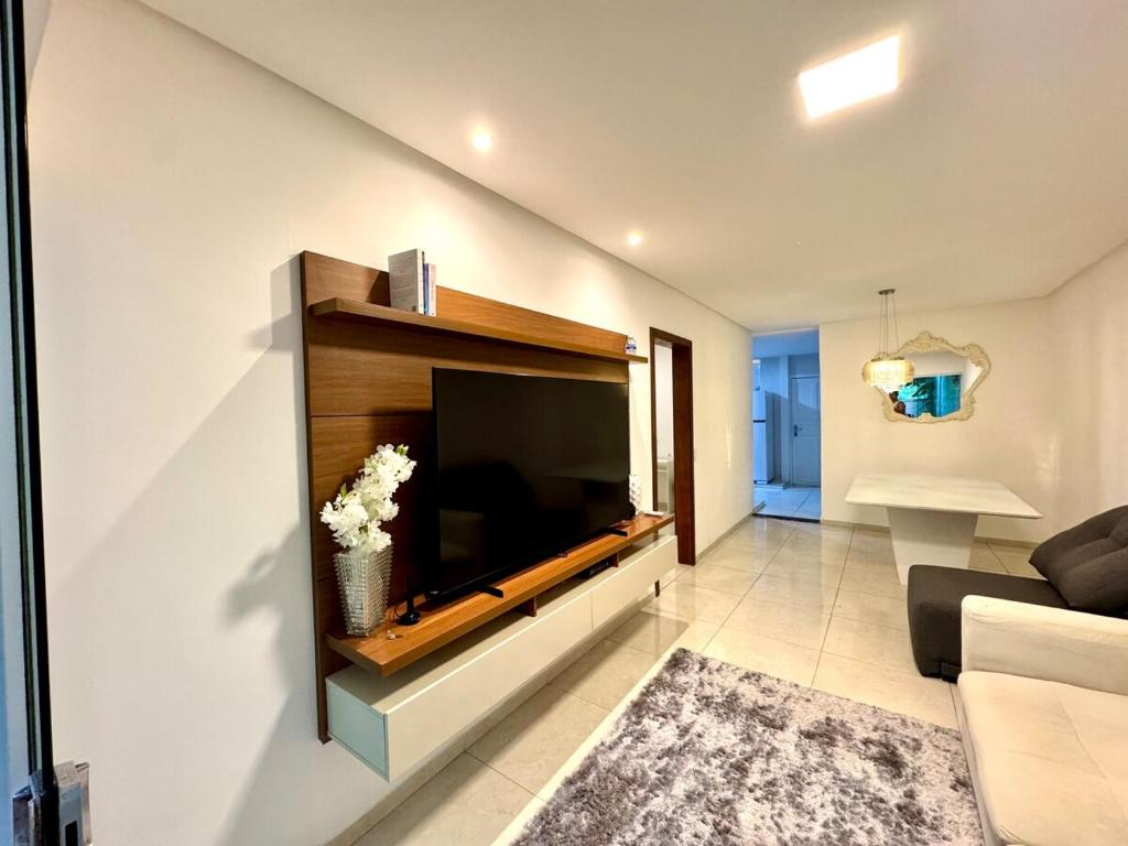 un soggiorno con una grande TV a schermo piatto di Casa Tranquila a Vitória