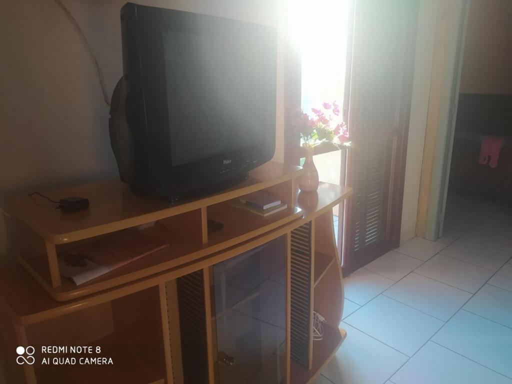 Μια τηλεόραση ή/και κέντρο ψυχαγωγίας στο House in Balneário Atlântico half a block from the sea