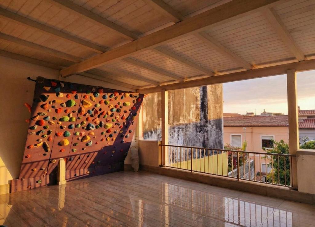 un balcone con una grande parete rocciosa di Da Marilena a Sorso