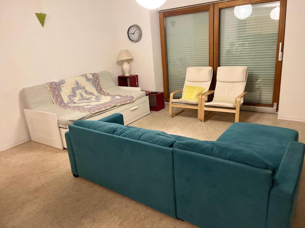 een woonkamer met een bank en een bed bij Concorde in Besançon
