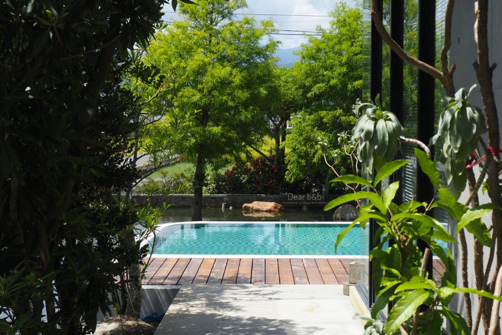 una piscina en medio de un jardín en Island Sunrise, en Dongshan