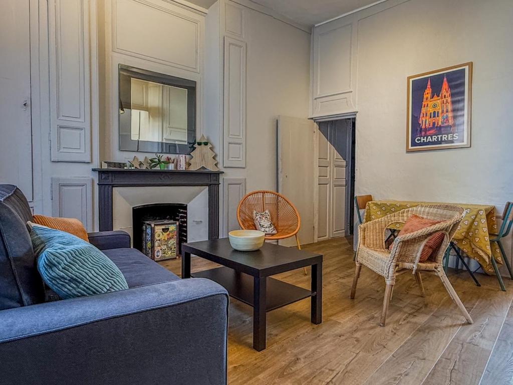 un soggiorno con un divano e un tavolo di Appartement charmant de 50m2 proche cathédrale a Chartres