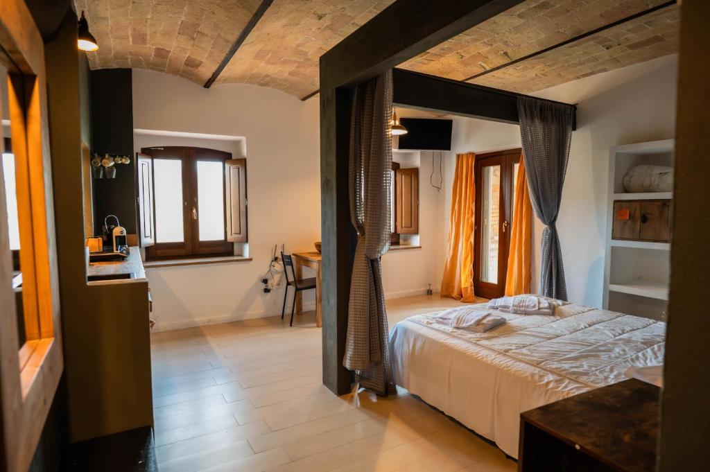 een slaapkamer met een groot bed in een kamer bij Casale Orgogliosa in San Vito Chietino