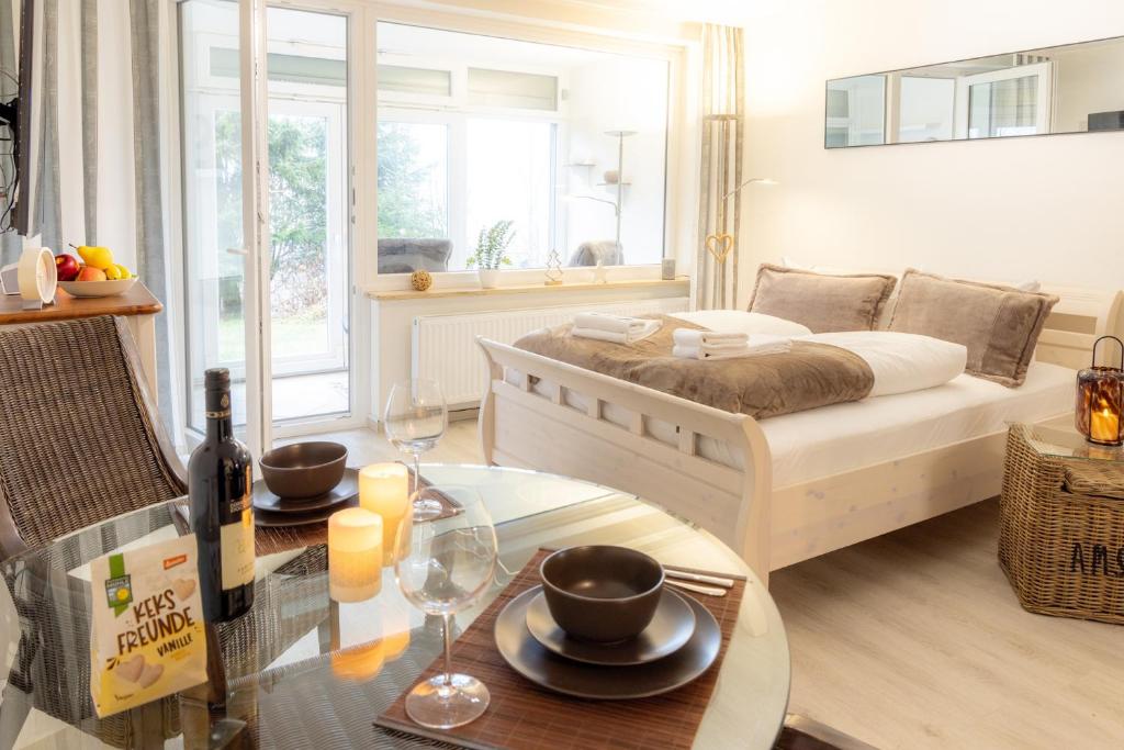 d'une chambre avec un lit et une table en verre. dans l'établissement Harzliebe, à Sankt-Andreasberg