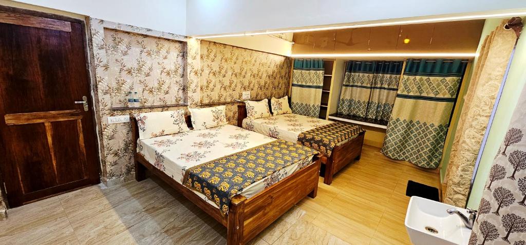 Una cama o camas en una habitación de Lavanya RegencyFirst Floor Kanchipuram