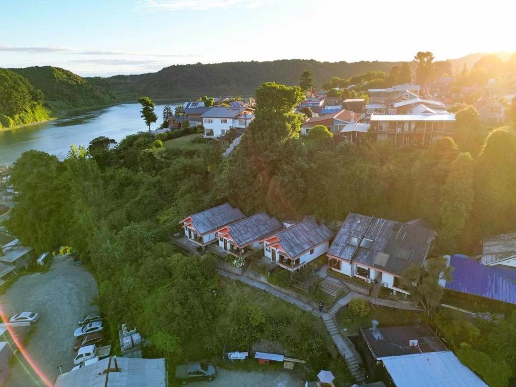 une vue aérienne d'une ville au bord d'une rivière dans l'établissement Cabañas del Puerto, à Puerto Montt
