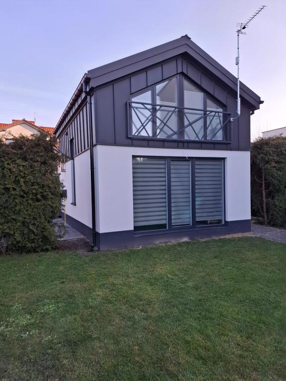 een huis met een zwart-witte gevel bij TINY HOUSE domek do wynajęcia in Olsztyn