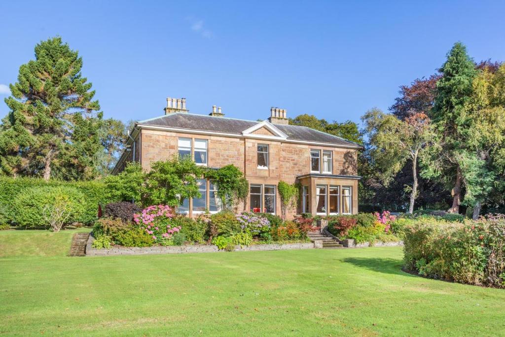 8 Bed in Invergordon oc-p32711 في Barbaraville: منزل من الطوب كبير مع ساحة كبيرة