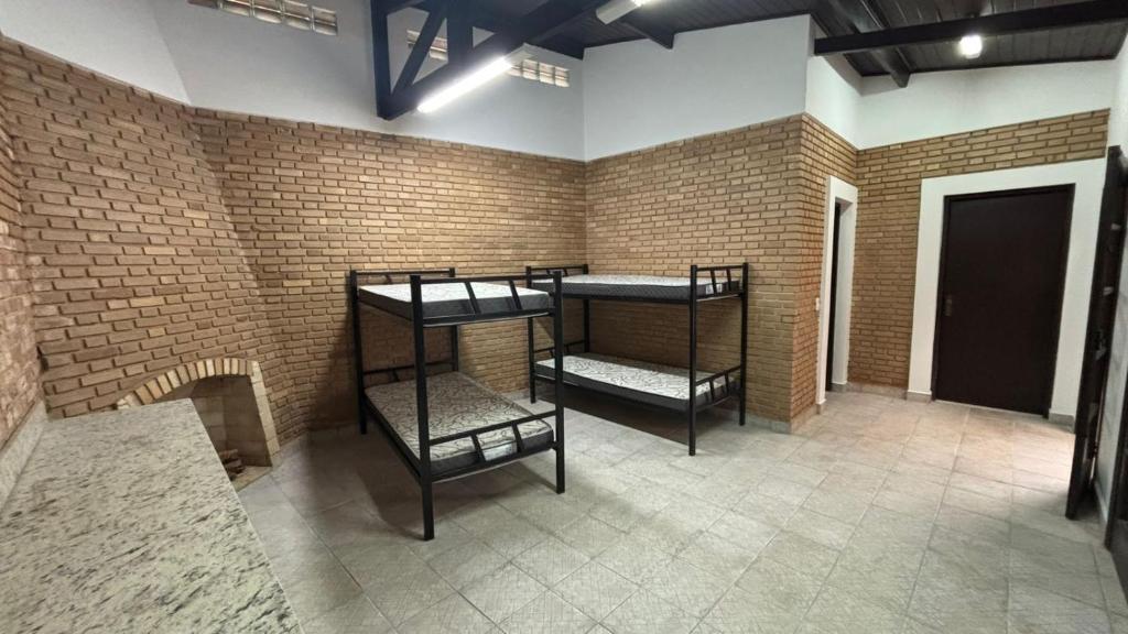 Postel nebo postele na pokoji v ubytování Ubatuba Sport House