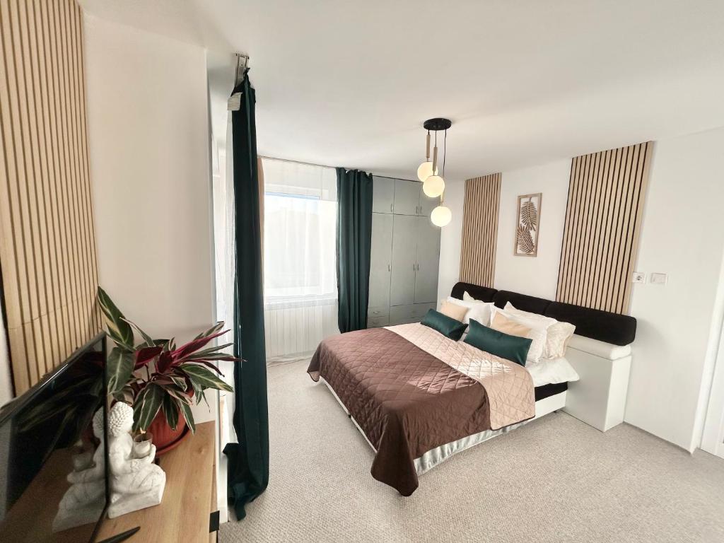 Un dormitorio con una cama y una ventana grande. en Guest House Rila, en Govedartsi