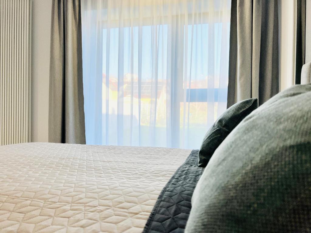 Giường trong phòng chung tại AVA Urban Suites