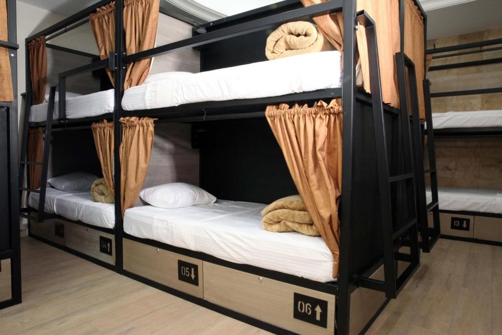 Literas en habitación compartida con toallas en Hotel Grand Lion, en Torreón